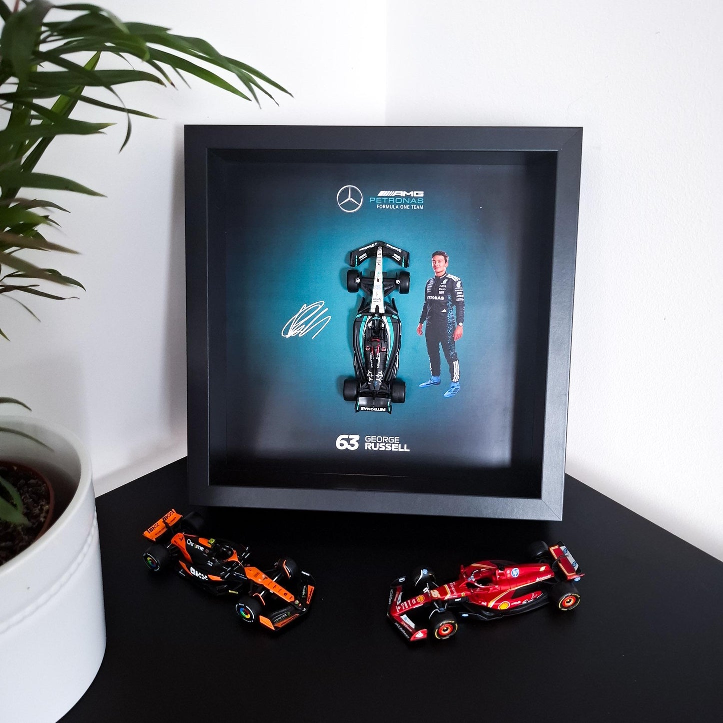 Okvir George Russell F1 s bolidom u mjerilu 1:43 - Visokokvalitetna tiskana pozadina - Izložba 25x25 cm - Poklon Formule 1