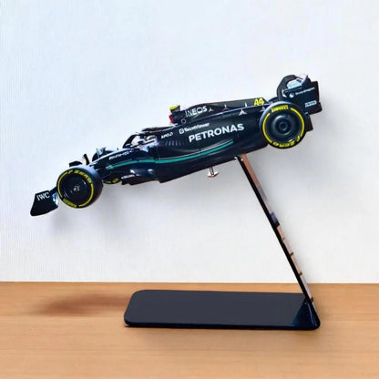 Model automobila F1 Mercedes AMG Petronas 1:24 s postoljem - Lewis Hamilton #44 - Formula 1 poklon