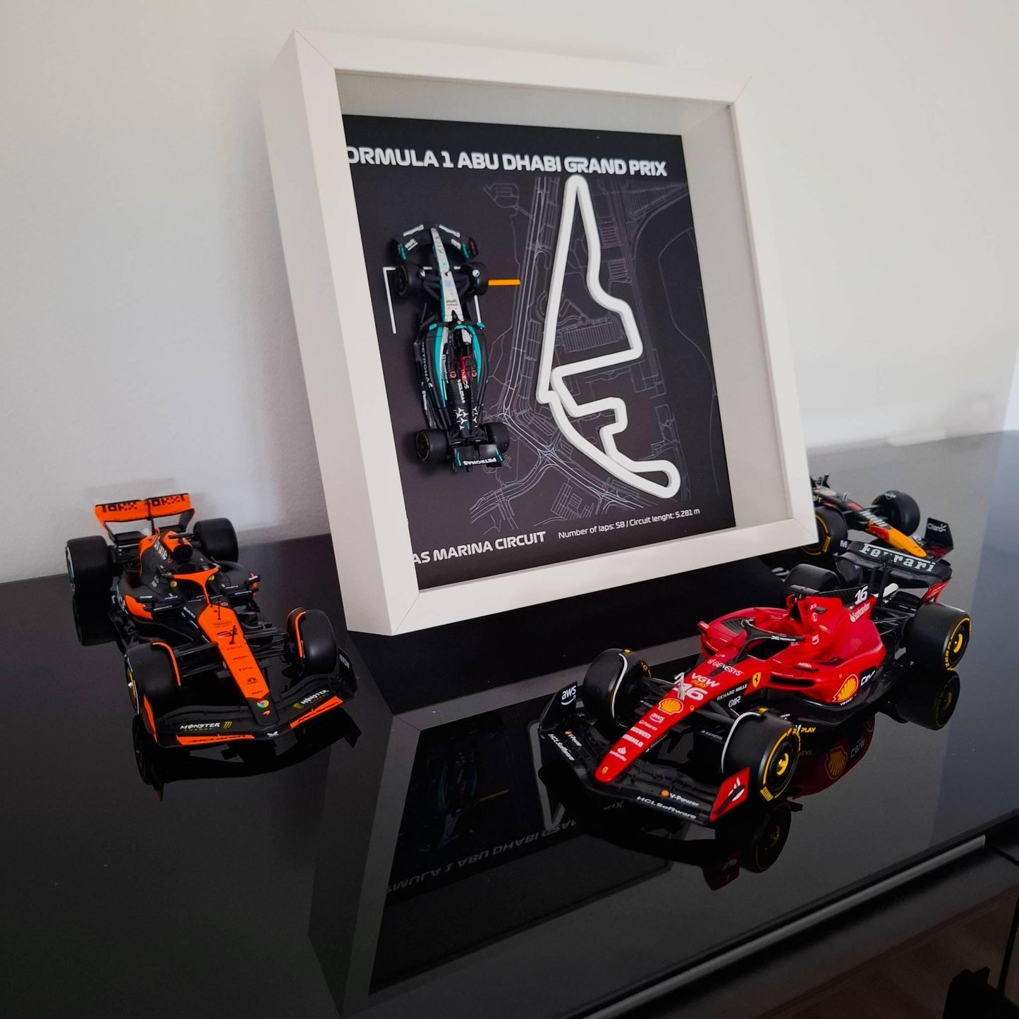 F1 Abu Dhabi - Yas Marina okvir: pleksiglas 3D staza s Formula 1 modelom