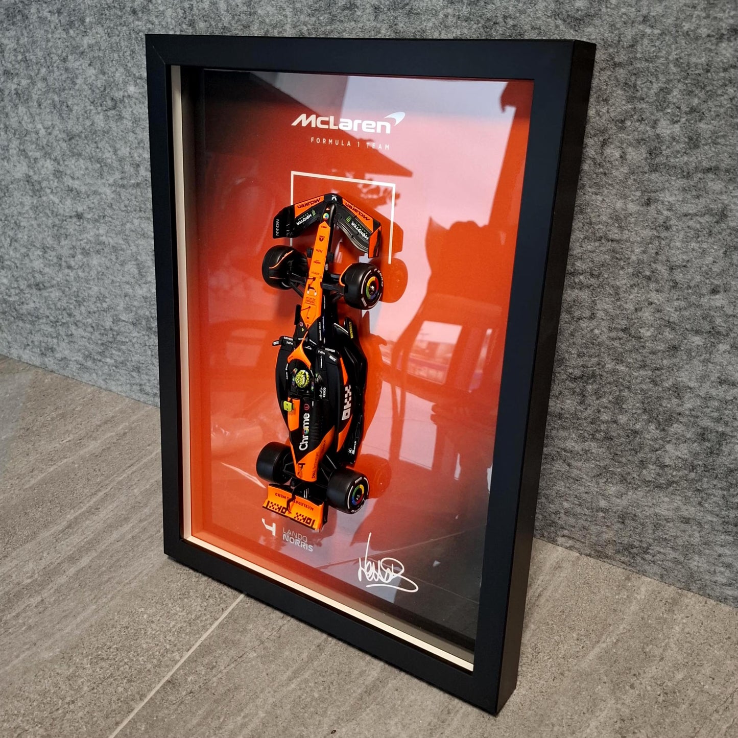 Lando Norris F1 okvir s McLaren (1:24) modelom (30x40cm)
