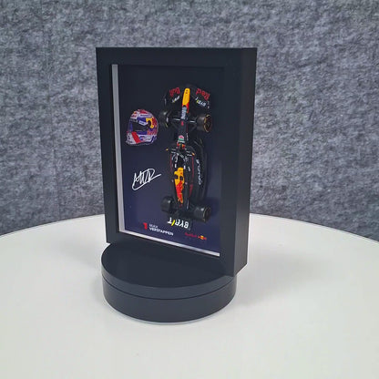 Max Verstappen F1 okvir s RB (1:43) modelom - 3D kaciga i potpis