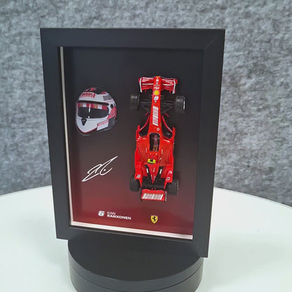 Kimi Raikkonen F1 okvir s Ferrari (1:43) modelom - 3D kaciga i potpis