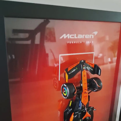 Oscar Piastri F1 okvir s McLaren (1:24) modelom (30x40cm)