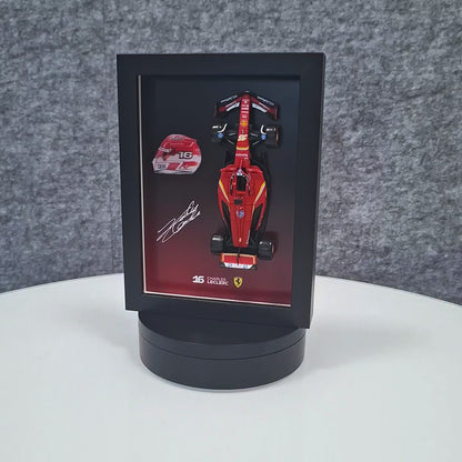 Charles Leclerc F1 okvir s Ferrari (1:43) modelom - 3D kaciga i potpis