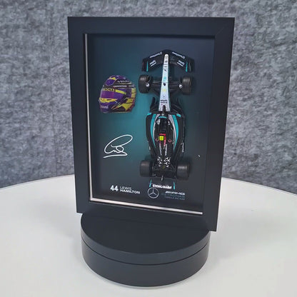 Lewis Hamilton F1 okvir s AMG (1:43) modelom - 3D kaciga i potpis